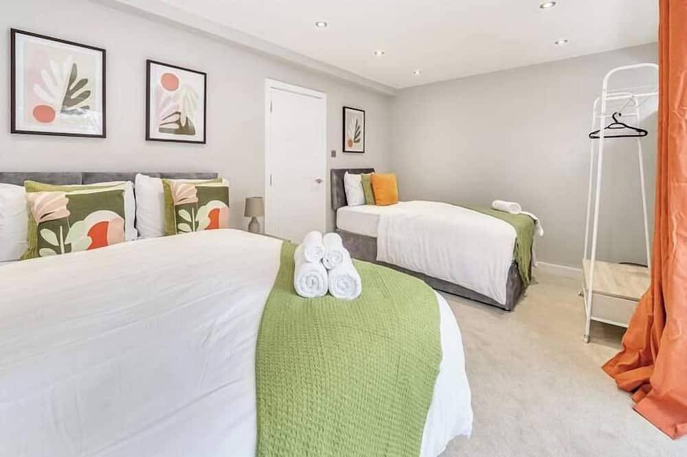 Spacious Family, Contractor Home, Free Parking in Rushmoor, Hampshire