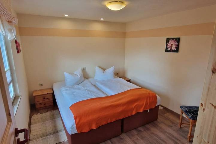 Ganze Wohnung, Apartment-Komfort-Ensuite mit Dusche-Terrasse in Schirgiswalde, Schirgiswalde-Kirschau