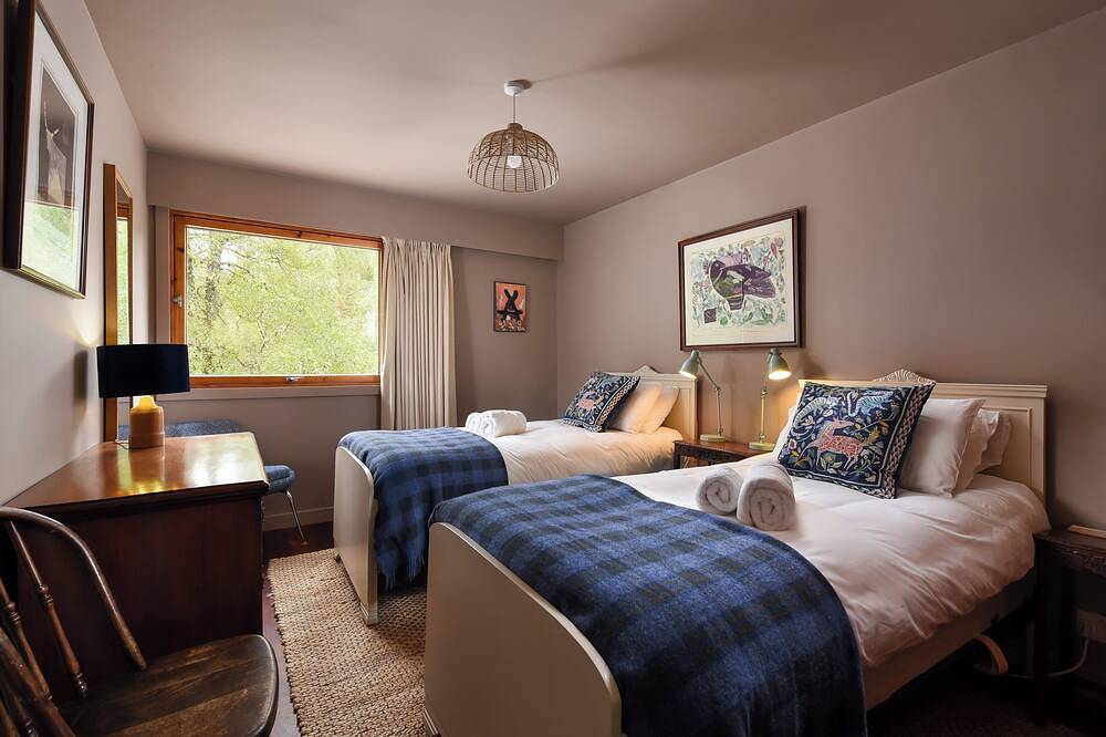 Lodge for up to 10 in Rothiemurchus Forest with hot tub. in Aviemore, Highlands