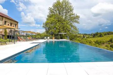 Gîte pour 14 personnes, avec piscine et jardin ainsi que terrasse et jacuzzi à Coussac-Bonneval