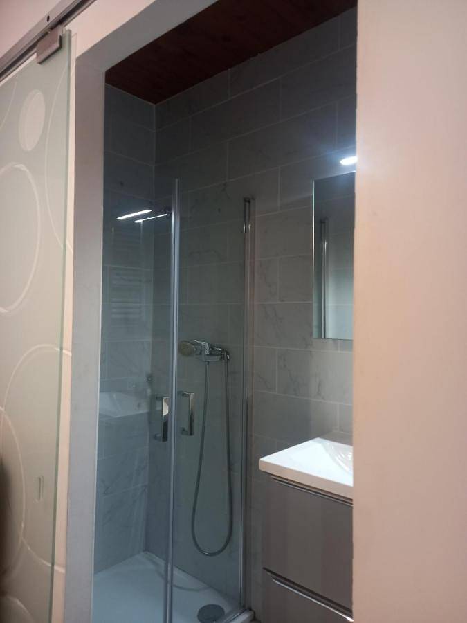 Appartement entier, One-Bedroom Apartment in Saint-Gervais-sur-Mare, Région de Béziers