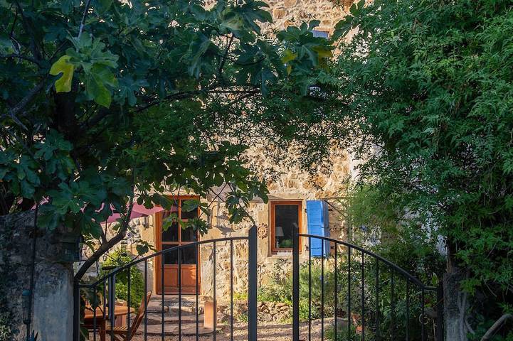 Gîte pour 6 personnes, avec piscine et jardin à Sabran