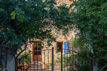 Gîte pour 6 personnes, avec jardin et piscine à Sabran