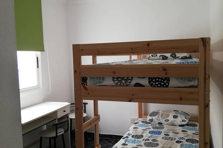 Appartement entier, Appartement spacieux et lumineux avec 3 chambres à coucher, salon avec cuisine / salle à manger et 1 salle de bain. in Arinaga, Agüimes