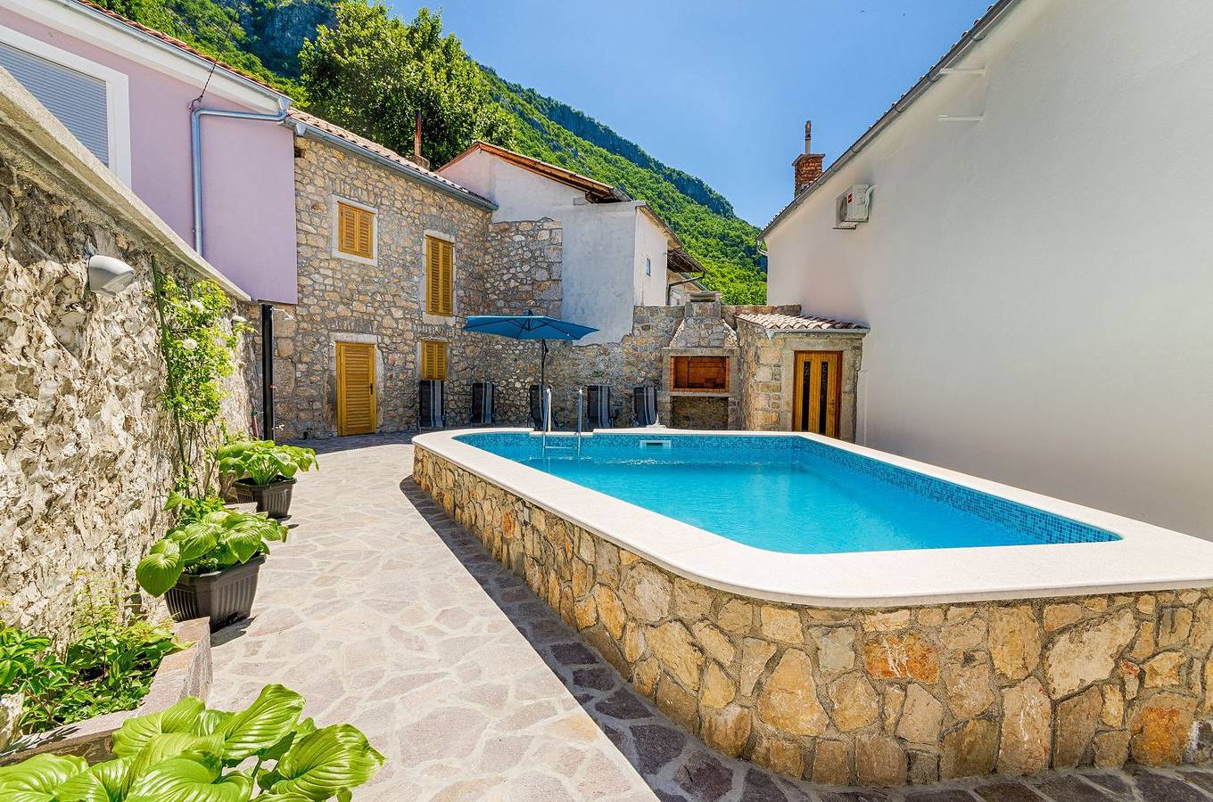Mediterranes Steinhaus mit grosser Terrasse, Aussendusche, Privatpool, Babybett, Waschmaschine in Grizane, Primorje-Gorski Kotar