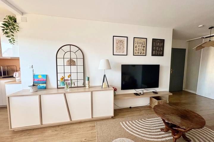 Entire apartment, Le Bel’Air, bright with balcony & parking in Strasbourg, Strasbourg region