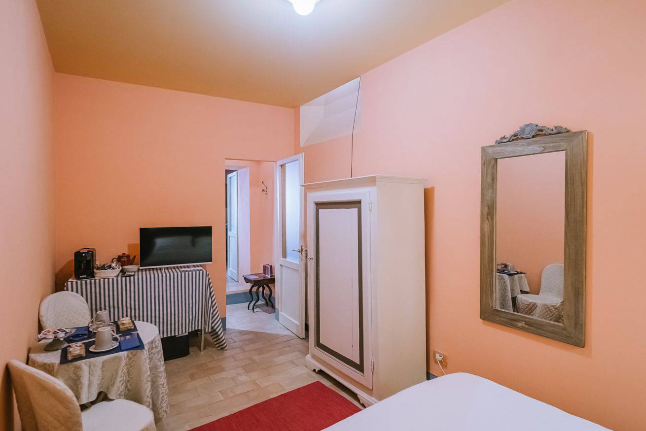 Appartement entier, Mezzanine room "Your" private place: in the heart of the historic center and in a splendid building. 7 km from beautiful sea beaches.        in Fermo (Village), Fermo