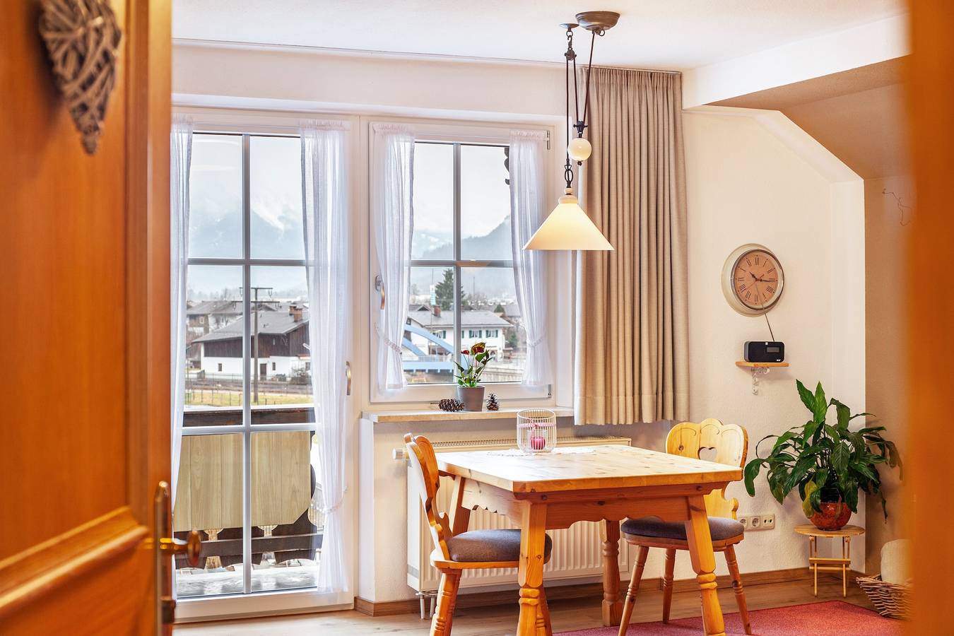 Ganze Wohnung, Schöne Ferienwohnung "Zugspitzblick" mit Bergblick, Wlan & Balkon in Mühldörfl, Farchant