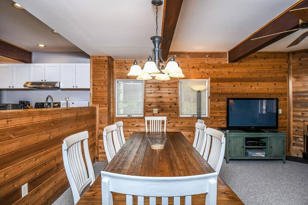 Ski In / Ski Out Stadthaus mit Zugang zum See und einem Whirlpool im Herzen von Dcl! in McHenry, Deep Creek Lake