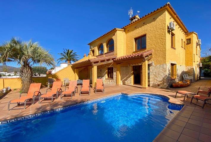 Chalet para 15 personas, con jardín además de piscina y vistas, Se admiten mascotas en Alt Empordà