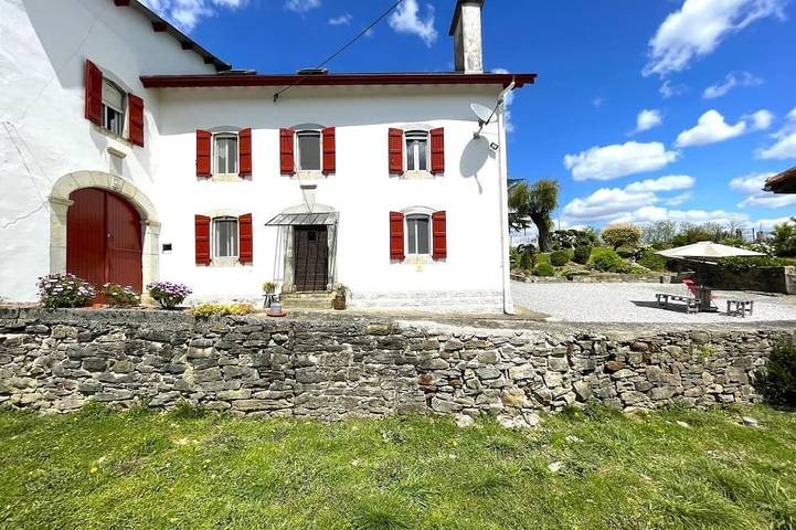 Gîte pour 5 personnes, avec jardin dans Ainharp
