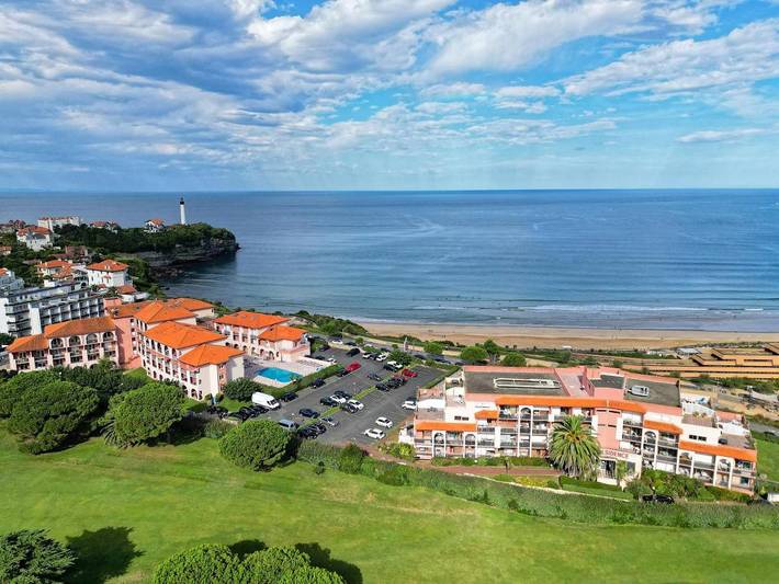 Appart’hôtel pour 4 personnes, avec Balcon et Terrasse ainsi que Piscine et Vue