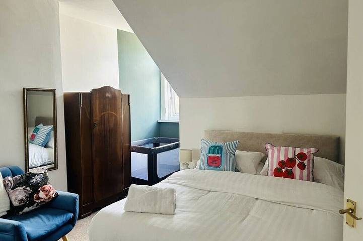 Newly Refreshed Cottage | New King Bed | Free Parking | Wifi in Sunderland
