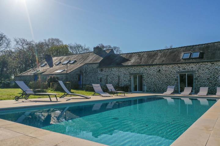 Gîte pour 12 personnes, avec piscine ainsi que jardin et terrasse à Ambon - 4