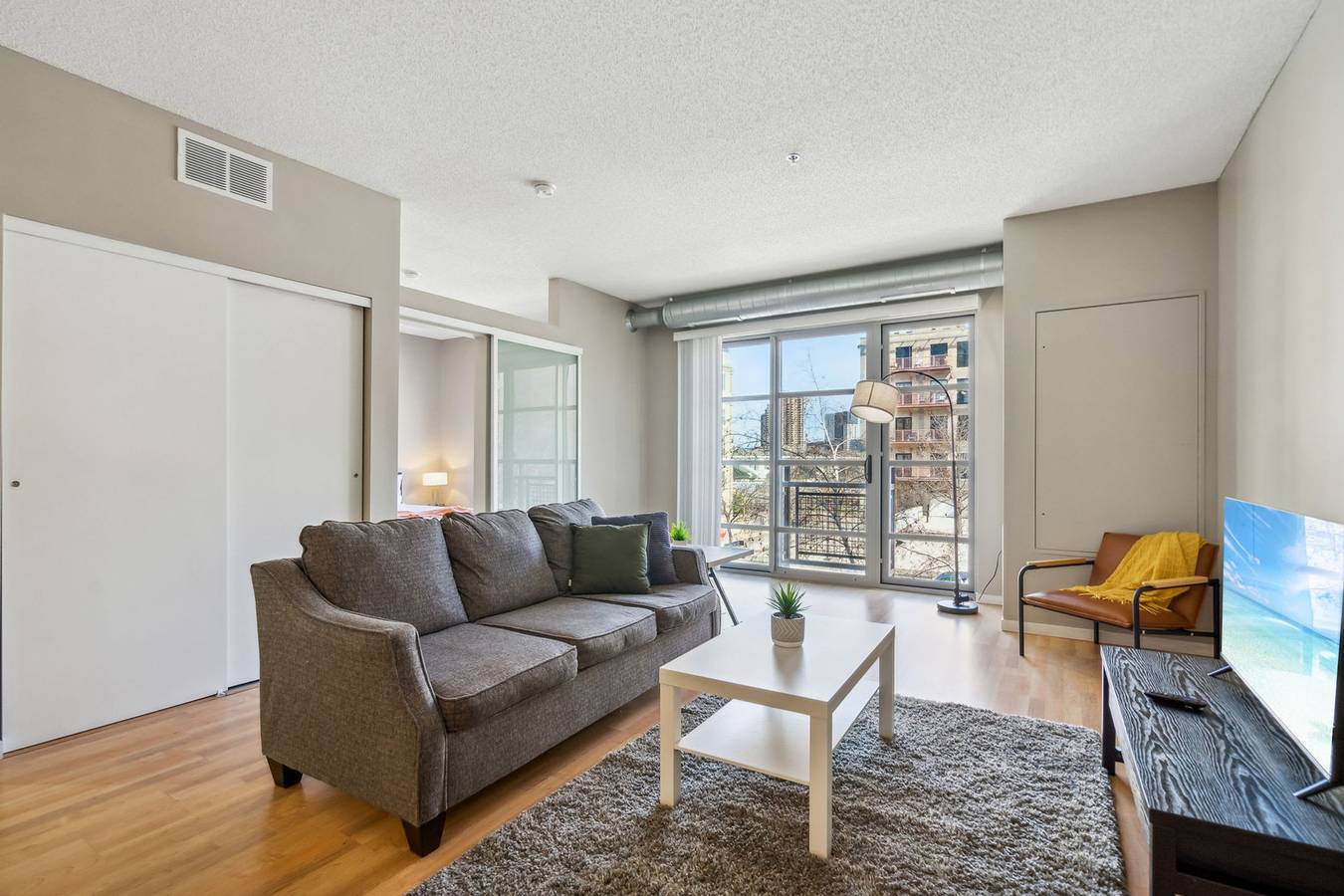 Entire apartment, Cozysuites Mill District  pool  gym   11 in Minneapolis, Twin Cities