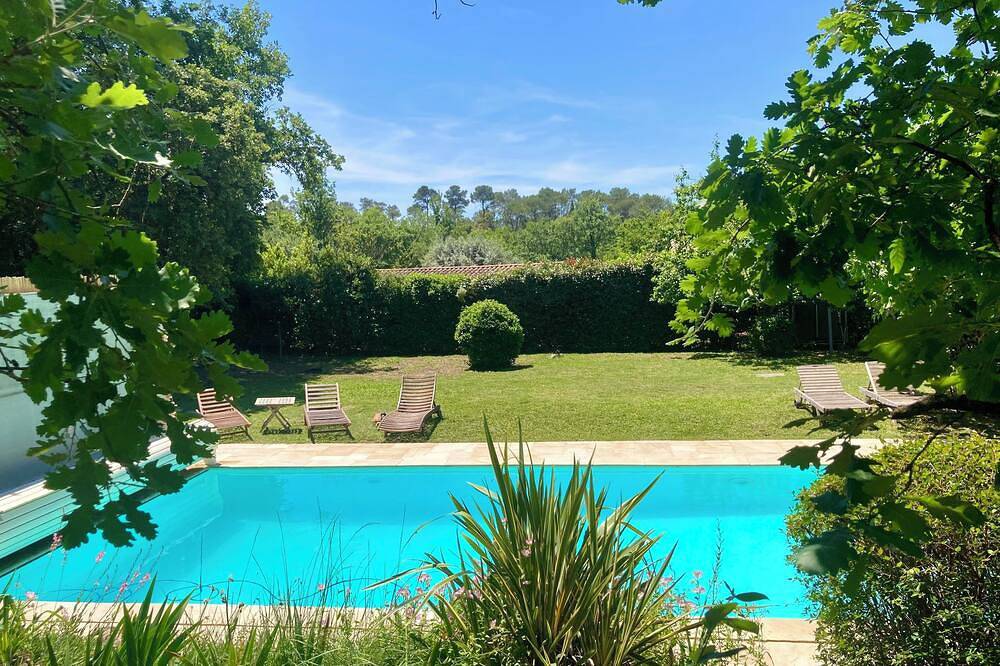 Air-conditioned villa (sleeps 12) Private Swimming Pool with roller shutter Flower-filled Garden Quiet in Bagnols-en-Forêt, Region de Draguignan