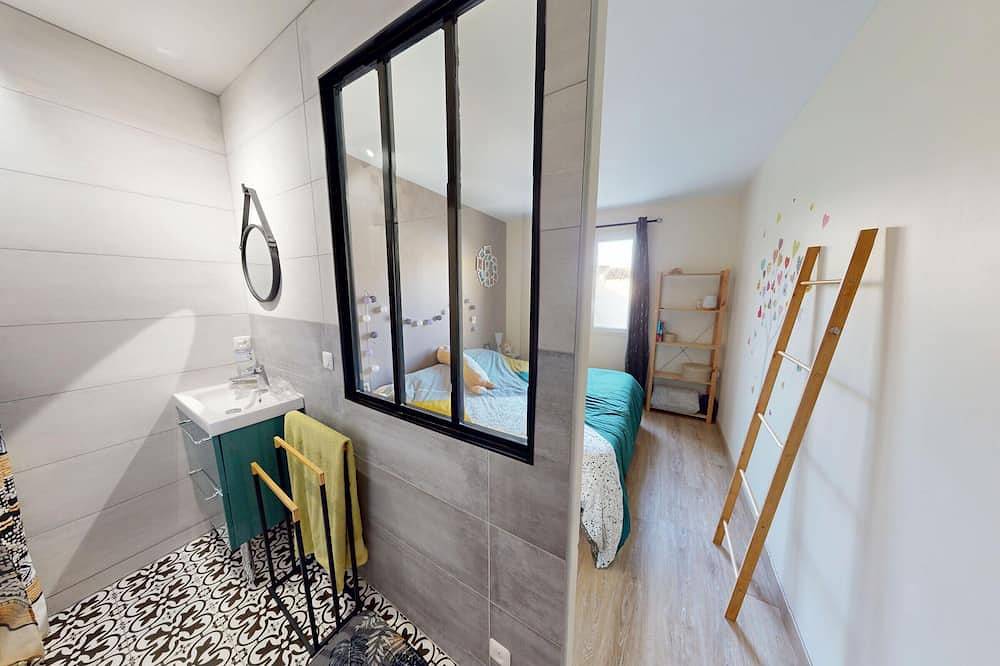 Spacious house in Gigean with garden and terrace, near Mediterranean beaches in Gigean, Côte d'Améthyste