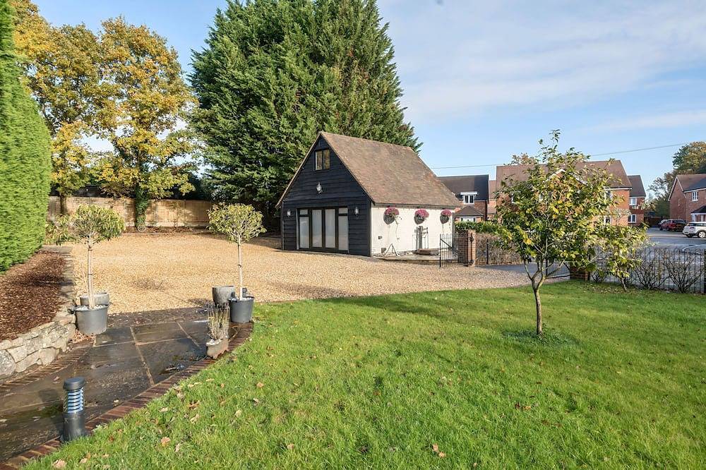 Cosy Barn with Private Sauna, King size & Ev Charger in Surrey