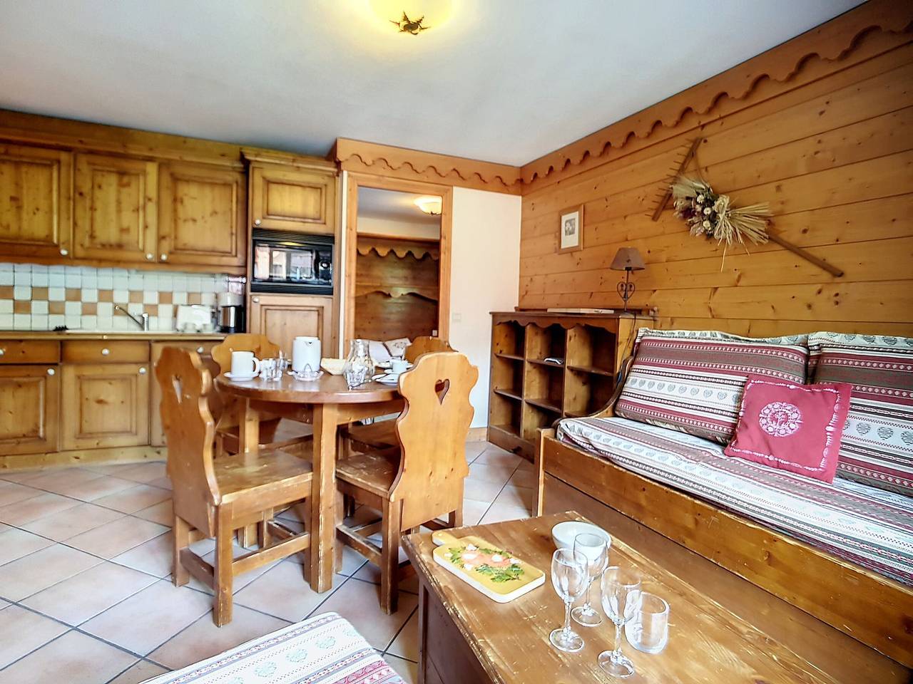 Entire apartment, Spacious & Cozy Apartment · Near Slopes · Balcony · Pool & Sauna Access · Covered Parking in Saint-Martin-de-Belleville, Les Trois Vallées