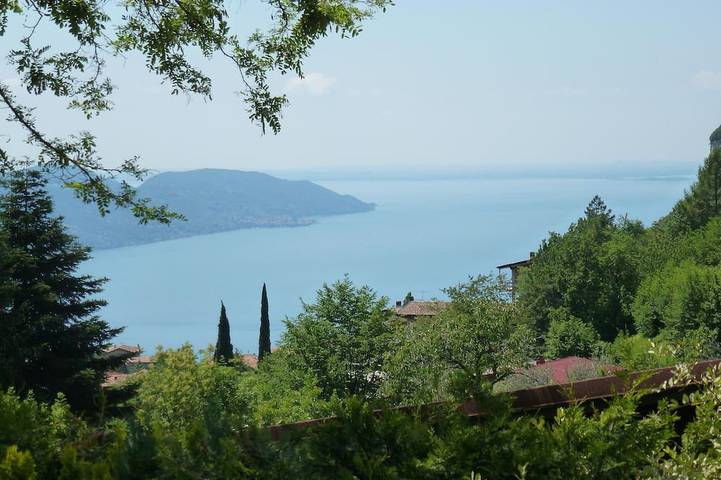 Bungalow für 6 Personen, mit Terrasse und Garten sowie Pool in Tignale