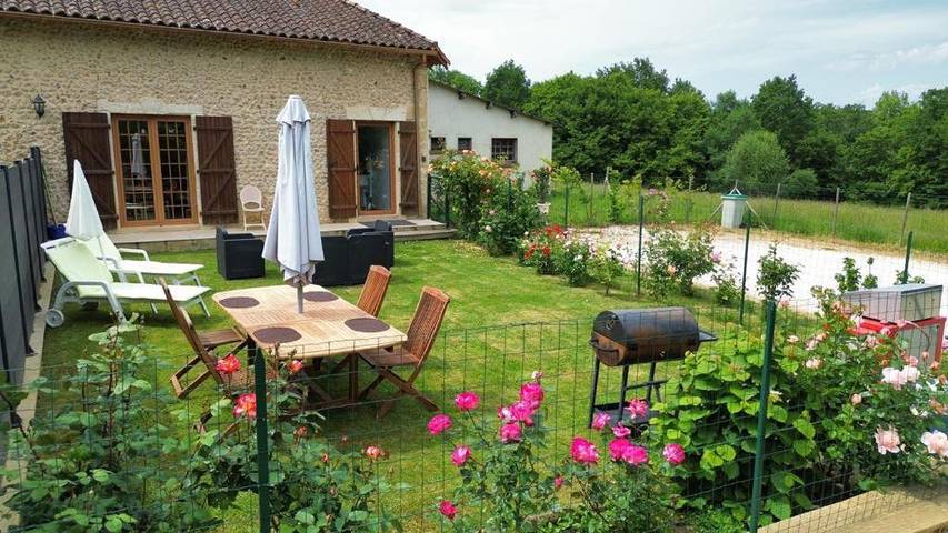 Gîte pour 4 personnes, avec Terrasse et Jardin à Église-Neuve-de-Vergt