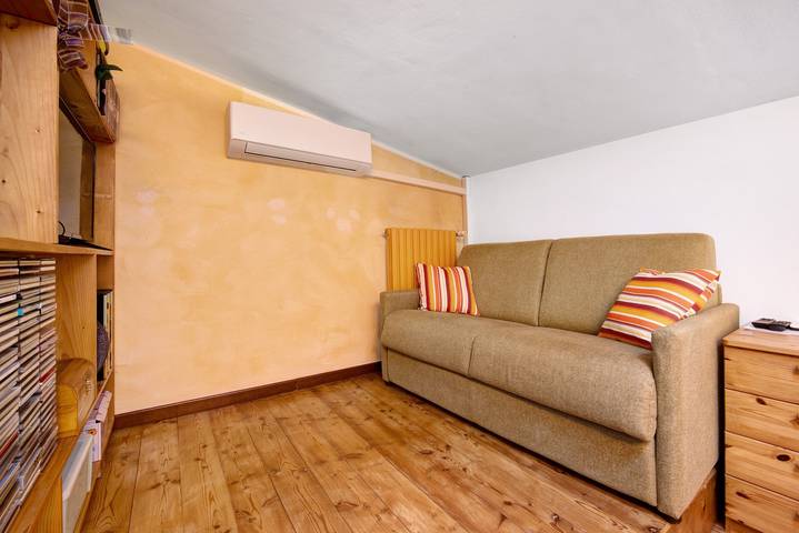 Private room ‘Raffa-Ele’ with Wi-Fi and air conditioning in Cantù, Brianza