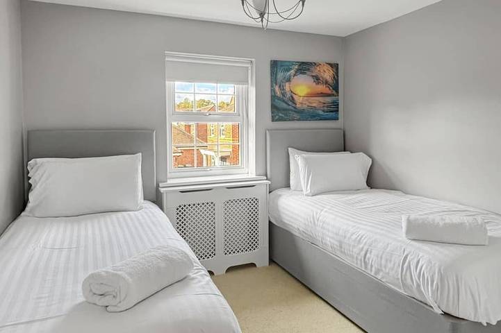Large 5 Bedroom 3.5 Bathroom house garden/driveway hot tub additional cost in Fernwood, Nottinghamshire