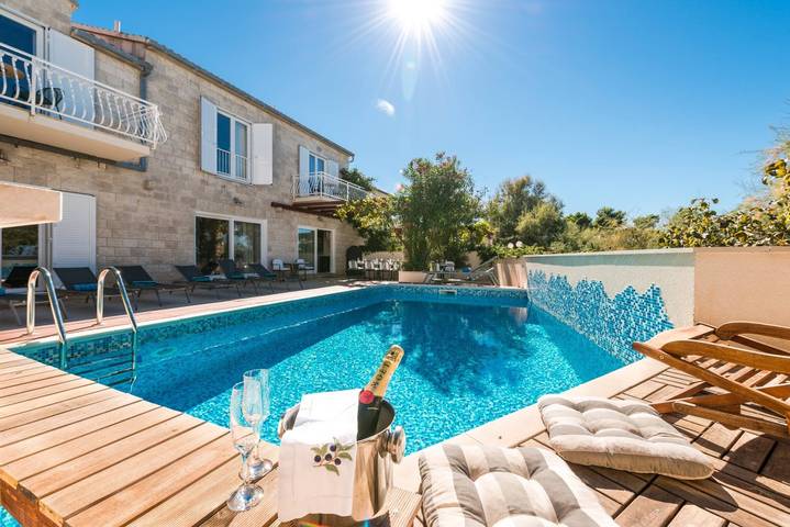 Villa for 16 people in Brac