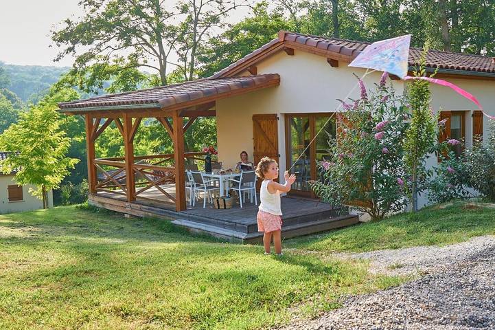 Station pour 4 personnes, avec Terrasse et Jardin ainsi que Piscine et Vue à Gourdon
