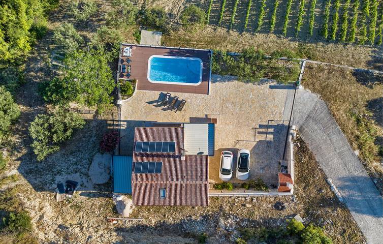Gemütliche 150 m² große Ferienwohnung mit Pool, Terrasse und WLAN, 1 km von der Küste entfernt in Sibenik, Šibenik-Knin