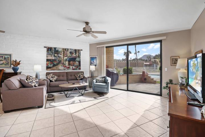 Vacation rental for 5 people, with balcony, kid friendly in Cathedral City