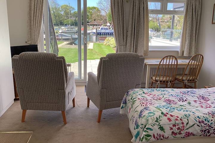 Entire apartment, Christchurch Riverside Studio With Fishing Available in Christchurch, Dorset