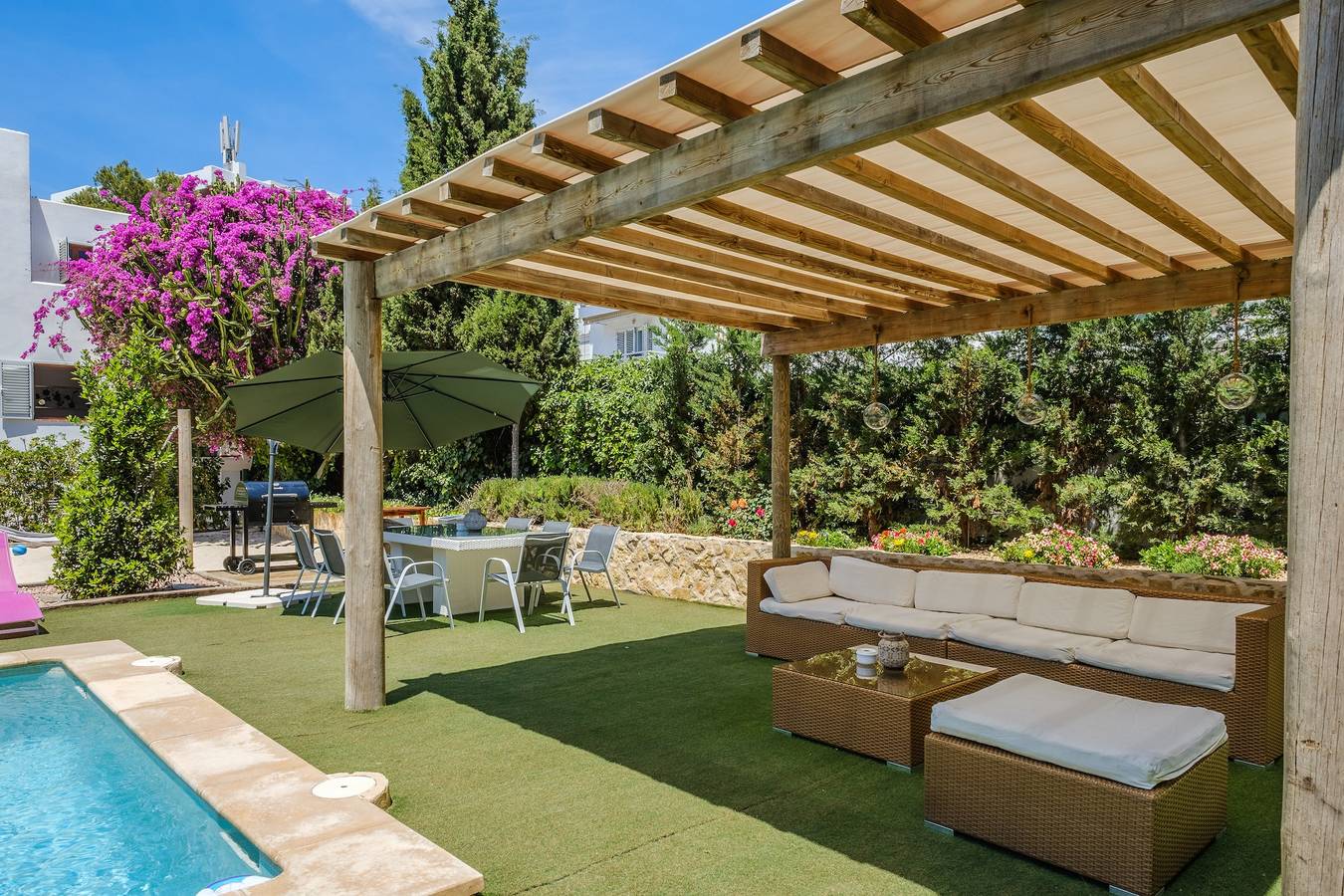 Fantástica Villa en el centro, con piscina, Wi-Fi y aire acondicionado. Se admiten mascotas in Ocean Beach Ibiza, Sant Antoni de Portmany