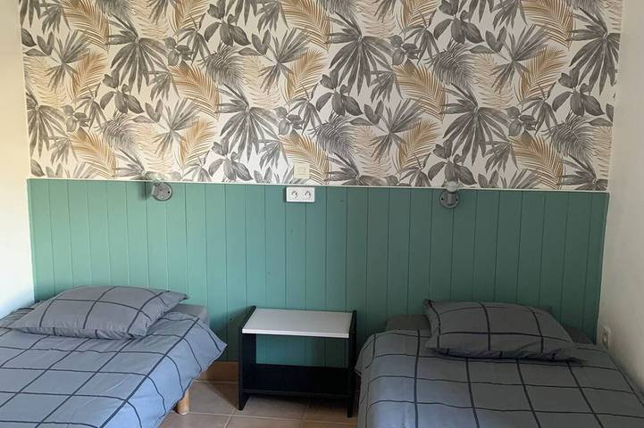 Gîte pour 16 personnes, avec jardin ainsi que terrasse et piscine dans Tourreilles - 2