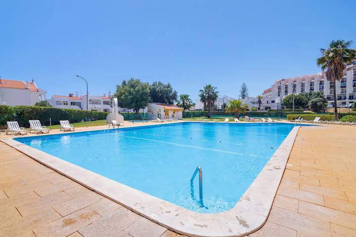 Ferienwohnung für 4 Personen, mit Balkon und Garten sowie Kinderpool