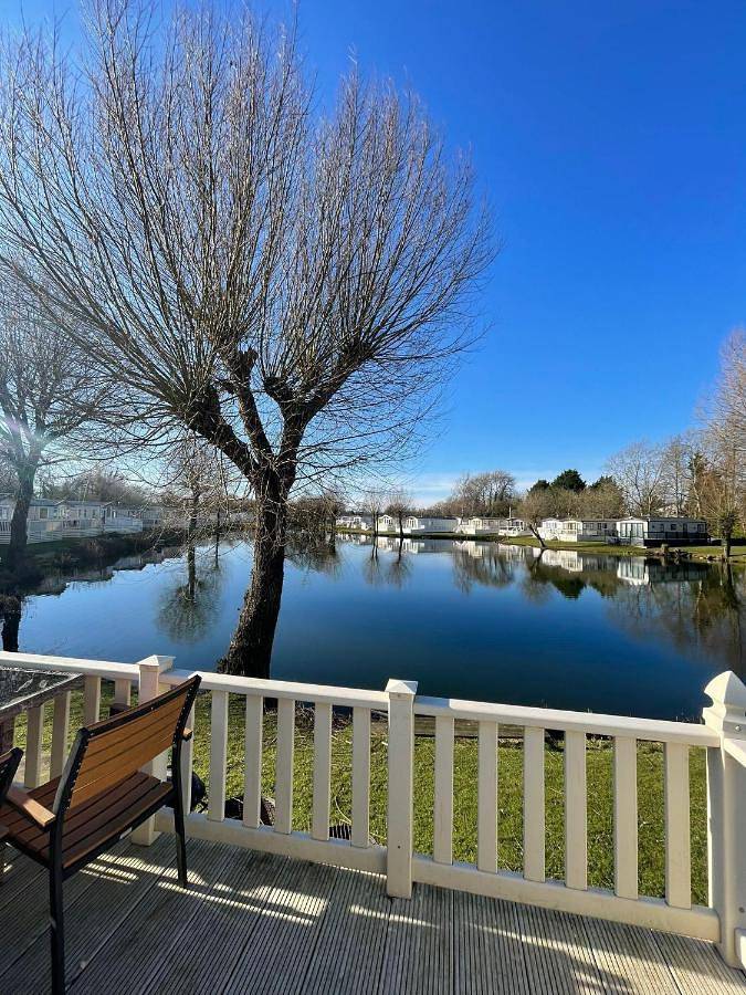 Lake Front 3 Bed Caravan in South Cerney in Gloucestershire