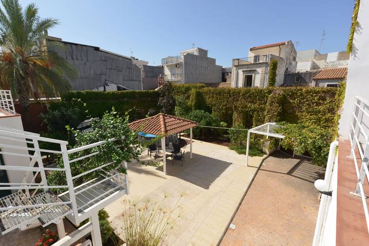 Casa vacanza per 8 persone, con terrazza e piscina nonché giardino, con animali domestici a Floridia