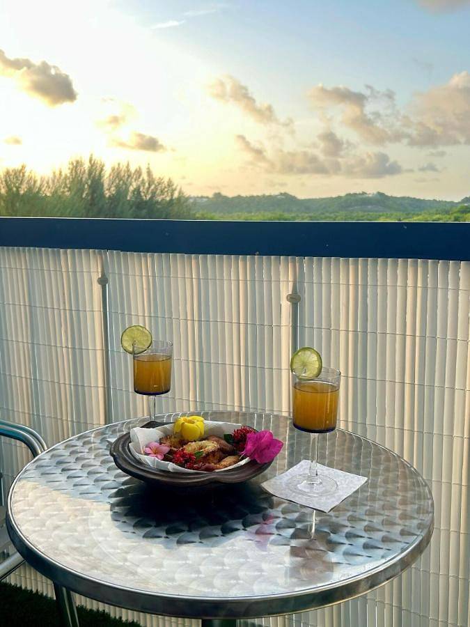 Gîte pour 2 personnes, avec terrasse ainsi que piscine et vue dans Plage de la Datcha - 2