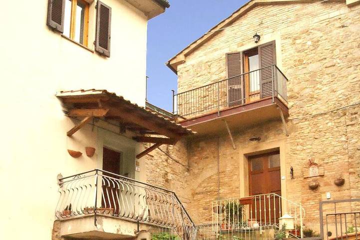 Agriturismo per 10 persone, con balcone, con animali domestici in Chianni