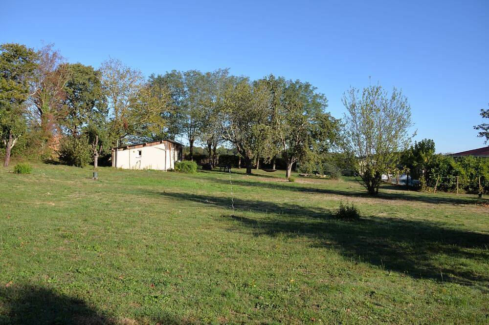 Chalet Salon Cuisine, 1 Chambre sdb sur Terrain Arboré de 5000m2, Parking Privé in Miramont-de-Guyenne, Marmande region