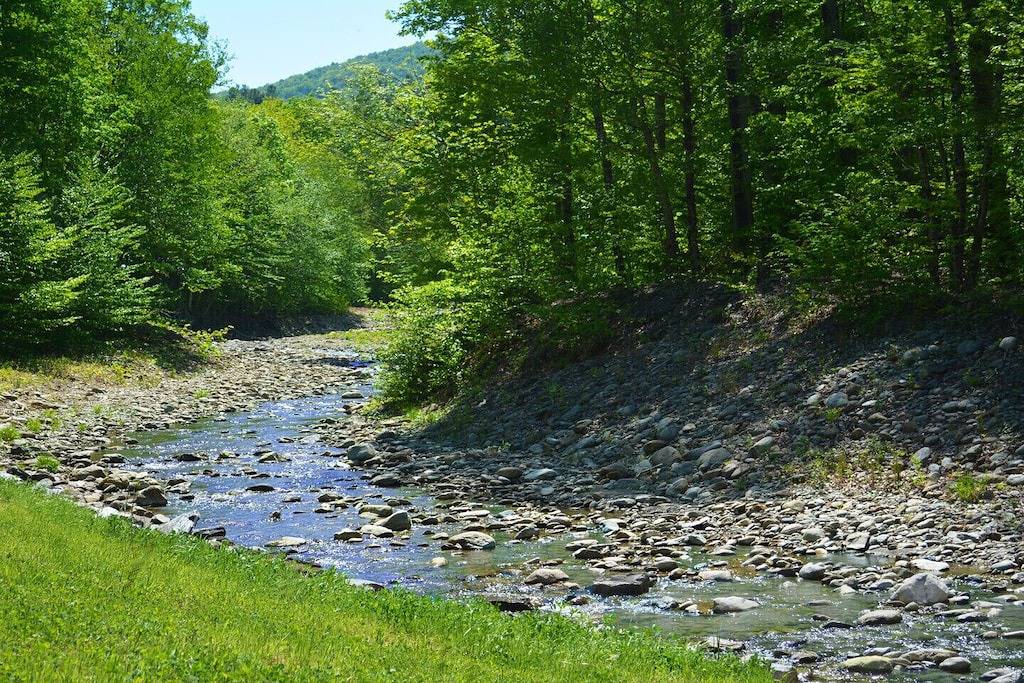 Luxury Chalet Magnifique Peaceful retreat on mountain brook .. in Glen Sutton in Quebec
