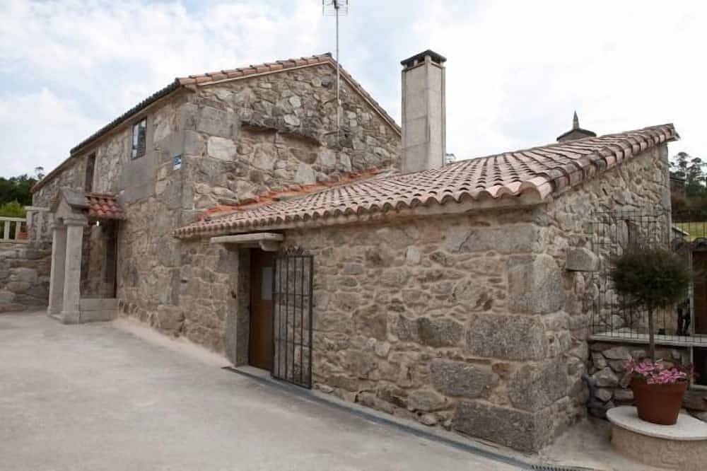 Casa do Vinculeiro O Sangriñal in A Baña, Costa de Galicia