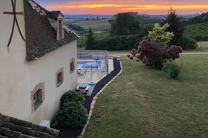 Location de vacances pour 7 personnes, avec terrasse ainsi que piscine et jardin, animaux acceptés à Coulx
