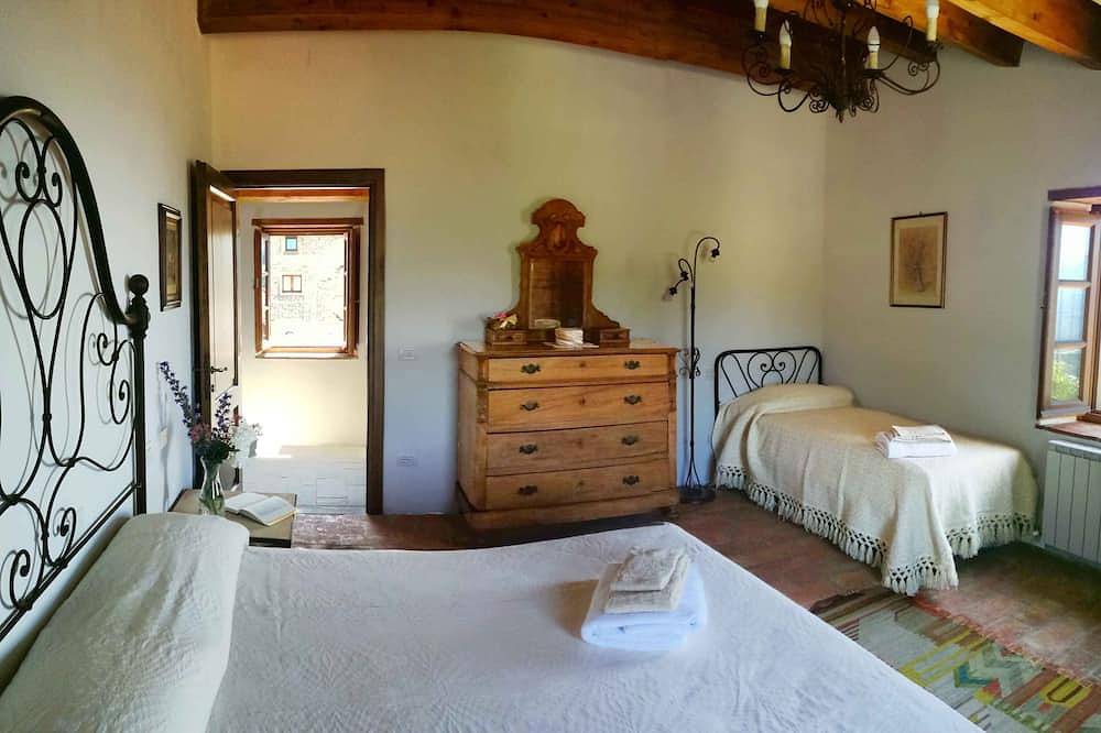 New Tuscan villa for large group, private pool, walk to restaurant in Villa Collemandina, Garfagnana