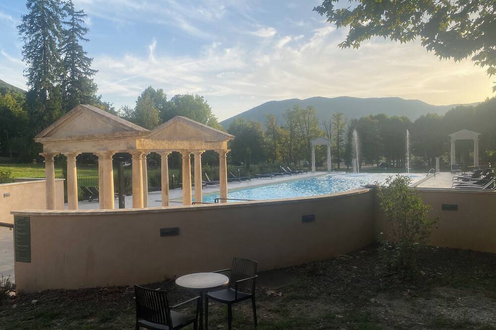 Entire apartment, Small single-storey house in the enchanting grounds of Château des Gipières in Montbrun-les-Bains, Nyons region