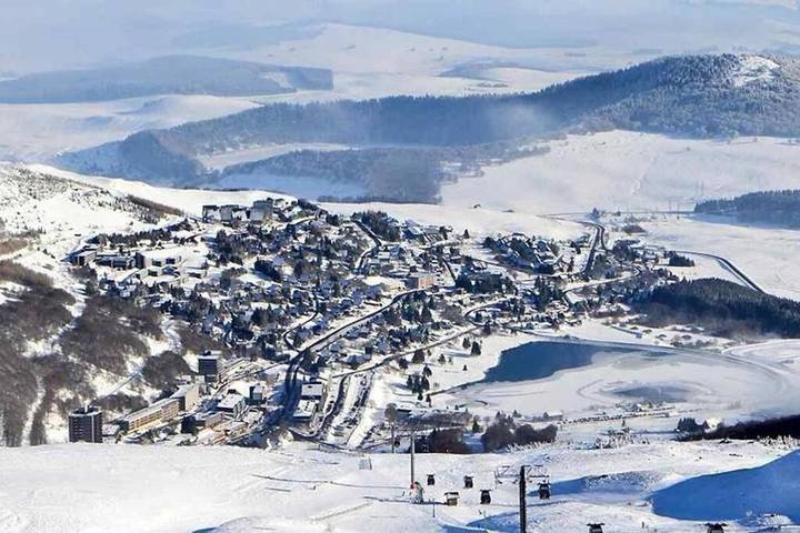 Chalet pour 5 personnes, avec balcon et vue dans Super Besse
