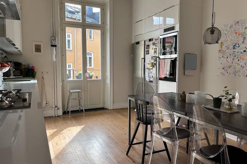 Ganze Wohnung, Classic Stockholm Apartment with High Ceilings & Balcony - Heart of Odenplan in Norrmalms stadsdelsområde, Stockholm
