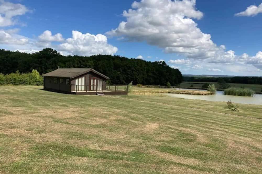 Lakeside Lodge Set in the Countryside in Bethersden, Ashford region