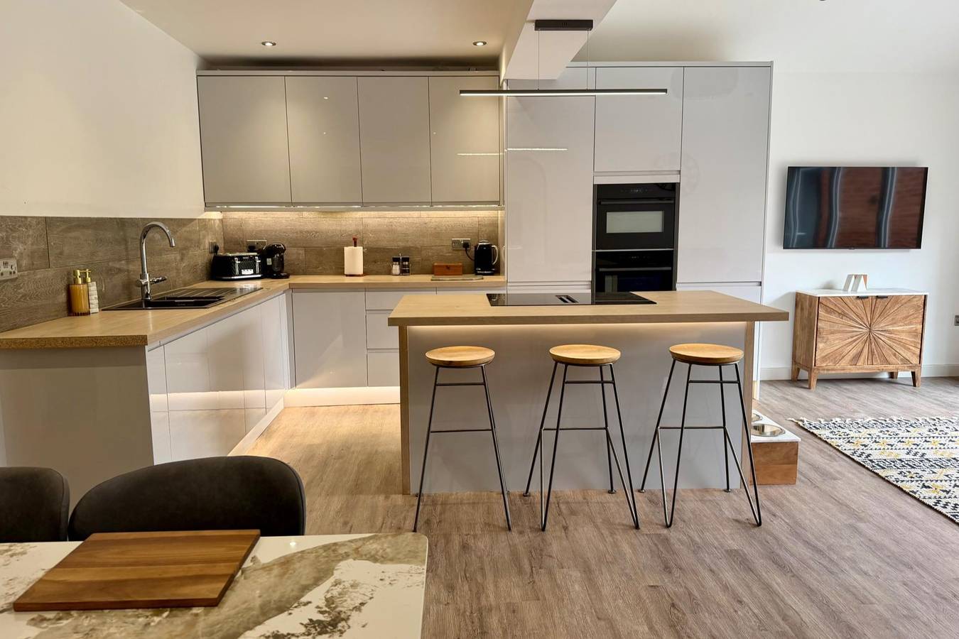 3-Bed Bungalow Sleeps 8 with Garden & Parking in Nottinghamshire