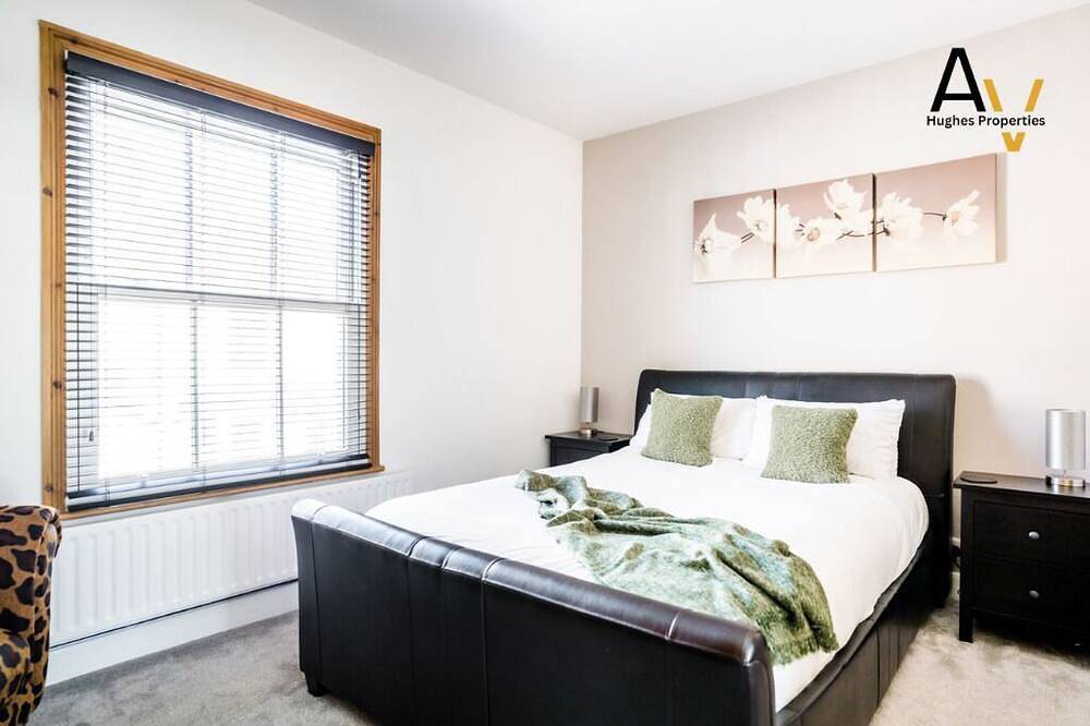 Comfortable 2-Bed House with Garden & Free Parking in Northampton, Northamptonshire